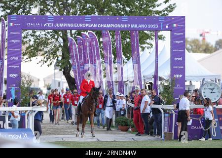 Mailand, Italien. September 2023. Reitsport: Europameisterschaft, Springreiten, 3. Wettbewerb, 2. Runde Nationenpokal (Einzelperson und Team). Der Springreiter Philipp Weishaupt reitet Zineday. Quelle: Friso Gentsch/dpa/Alamy Live News Stockfoto