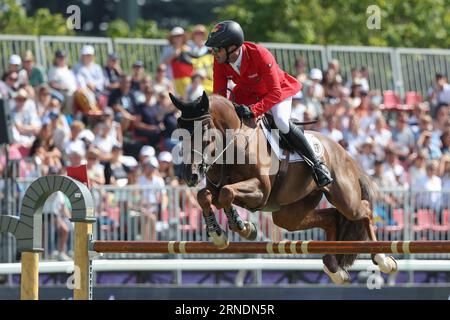 Mailand, Italien. September 2023. Reitsport: Europameisterschaft, Springreiten, 3. Wettbewerb, 2. Runde Nationenpokal (Einzelperson und Team). Der Springreiter Philipp Weishaupt reitet Zineday. Quelle: Friso Gentsch/dpa/Alamy Live News Stockfoto