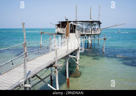 Traditionelles Trabocchi an der Küste der Abruzzen in der Nähe von Vasto, Italien Stockfoto