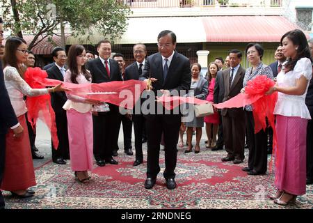 (160525) -- PHNOM PENH, 25. Mai 2016 -- kambodschanischer Außenminister Prak Sokhonn (Front, C), zusammen mit ASEAN-Botschaftern und chinesischem Botschafter in Kambodscha BU Jianguo (Front, 2. R), nehmen an der Einweihungszeremonie des Hauptquartiers des ASEAN Regional Mine Action Center (ARMAC) in Phnom Penh, Kambodscha, Teil. Das ARMAC-Hauptquartier, das mit chinesischer Unterstützung komplett renoviert wurde, wurde hier am Mittwoch eingeweiht. ) KAMBODSCHA-PHNOM PENH-ARMAC HAUPTSITZ-AMTSEINFÜHRUNG Sovannara PUBLICATIONxNOTxINxCHN 160525 Phnom Penh Mai 25 2016 kambodschanische Außenminister praktische Sokhonn Front C entlang Stockfoto