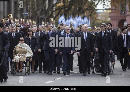 BUENOS AIRES, 25. Mai 2016 -- der argentinische Präsident Mauricio Macri (4. Front R) geht nach seiner Teilnahme an der Te Deum-Feier zum 206. Jahrestag der Mai-Revolution auf der Plaza de Mayo vor der Metropolitan Cathedral in Buenos Aires, der Hauptstadt Argentiniens, am 25. Mai 2016. Argentinien begann die Mai-Revolution am 25. Mai 1810 und kündigte 1816 die Unabhängigkeit an. ARGENTINIEN-BUENOS AIRES-MAI REVOLUTION-GEDENKEN MARTINxZABALA PUBLICATIONxNOTxINxCHN Buenos Aires Mai 25 2016 Argentiniens Präsident Mauricio Macri 4. R Front geht nach der Te Deum Celebration o Stockfoto