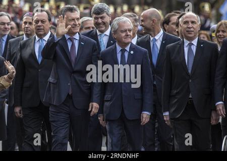 BUENOS AIRES, 25. Mai 2016 -- der argentinische Präsident Mauricio Macri (3. Front R) geht am 25. Mai 2016 auf der Plaza de Mayo vor der Metropolitan Cathedral in Buenos Aires, der Hauptstadt Argentiniens, vorbei, nachdem er an der Te Deum-Feier zum 206. Jahrestag der Mairevolution teilgenommen hat. Argentinien begann die Mai-Revolution am 25. Mai 1810 und kündigte 1816 die Unabhängigkeit an. ARGENTINIEN-BUENOS AIRES-MAI REVOLUTION-GEDENKEN MARTINxZABALA PUBLICATIONxNOTxINxCHN Buenos Aires Mai 25 2016 Argentiniens Präsident Mauricio Macri 3. Front geht nach der Te Deum Celebration o Stockfoto