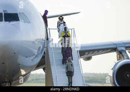 Die Modelle zeigten die neueste Kollektion auf der Ultimate Runway Fashion Show am Flughafen Helsinki, Finnland, am 24. Mai 2016. Am Dienstagabend fand auf der Landebahn 2 des Flughafens Helsinki eine einzigartige Modenschau statt, die in einen Laufsteg verwandelt wurde und sieben Designern aus China, Korea, Japan, Großbritannien, Schweden, Dänemark und Finnland, um ihre Sammlungen zu präsentieren. ) DIE Models VON SergeixStepanov PUBLICATIONxNOTxINxCHN zeigten die neueste Kollektion während der Ultimate Runway Fashion Show AM Helsinki Airport Finnland AM 24. Mai 2016 eine einzigartige Fashion Show What He Stockfoto