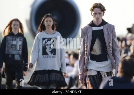 Models präsentierten die Kollektion des koreanischen Designers Hyein Seo während der Ultimate Runway Fashion Show am Flughafen Helsinki, Finnland, am 24. Mai 2016. Am Dienstagabend fand auf der Landebahn 2 des Flughafens Helsinki eine einzigartige Modenschau statt, die in einen Laufsteg verwandelt wurde und sieben Designern aus China, Korea, Japan, Großbritannien, Schweden, Dänemark und Finnland, um ihre Sammlungen zu präsentieren. ) DIE FASHION SHOW SergeixStepanov PUBLICATIONxNOTxINxCHN Models präsentierte die Kollektion der koreanischen Designer Hyein Seo während der Ultimate Runway Fashion Show AM Helsinki Airport Finnland IM Mai Stockfoto