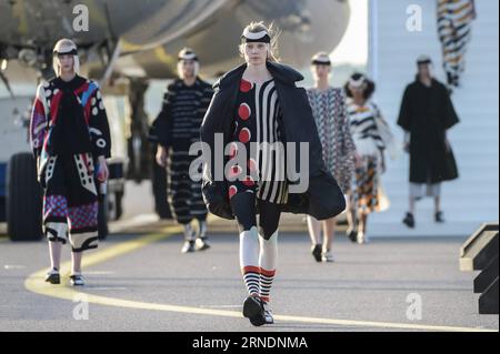 Models präsentierten die Kollektion des dänischen Modedesigners Henrik Vibskov während der Ultimate Runway Fashion Show am Flughafen Helsinki, Finnland, am 24. Mai 2016. Am Dienstagabend fand auf der Landebahn 2 des Flughafens Helsinki eine einzigartige Modenschau statt, die in einen Laufsteg verwandelt wurde und sieben Designern aus China, Korea, Japan, Großbritannien, Schweden, Dänemark und Finnland, um ihre Sammlungen zu präsentieren. ) AUF der Ultimate Runway FASHION SHOW in Helsin präsentierten die Models von SergeixStepanov PUBLICATIONxNOTxINxCHN die Kollektion der dänischen Modedesigner Henrik Vibskov Stockfoto