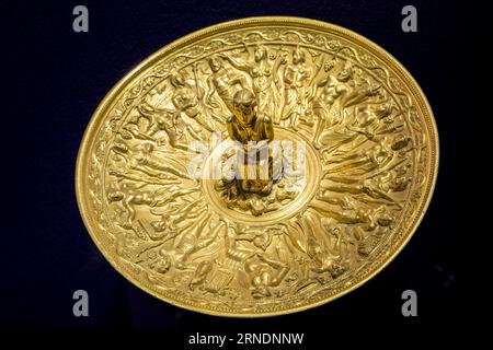 Die spektakuläre goldene Patera, Teil des Pietroasele-Schatzes, der 1837 in Rumänien gefunden wurde, soll gotisches Werk aus dem 4. Jahrhundert sein Stockfoto