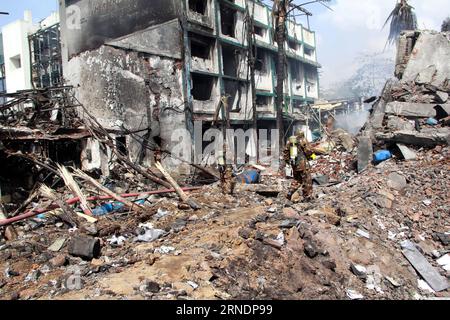 Explosion in Chmiefabrik in Mumbai Rescue Personnels arbeiten am Ort einer Explosion in einer Chemiefabrik in Dombivli, am Rande von Mumbai, Indien, am 26. Mai 2016. Die Zahl der Todesopfer bei einer Doppelexplosion in einer Chemiefabrik am Donnerstag im indischen Bundesstaat Maharashtra ist auf fünf gestiegen und 127 weitere wurden verletzt, einige von ihnen kritisch, sagten Beamte. ) INDIEN-MUMBAI-CHEMIEFABRIK EXPLOSIONSRETTUNG Stringer PUBLICATIONxNOTxINxCHN Explosion in Mumbai Rescue Personnels arbeiten AM Standort der Explosion in einer Chemiefabrik AM Stadtrand von Mumbai Indien Mai 26 2016 die Todesopfer in A Stockfoto