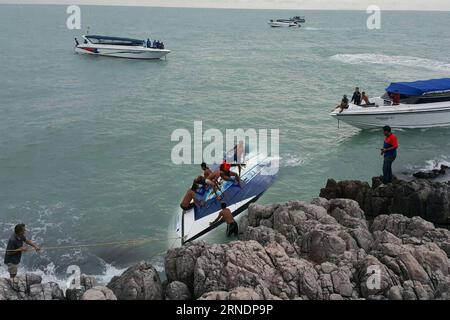 Thailand: Tödlicher Bootsunfall in Koh Samui Samui, 27. Mai 2016 () -- Retter holen das gekenterte Schnellboot auf der Insel Koh Samui im Süden Thailands, 26. Mai 2016. Zwei Touristen starben und fünf weitere wurden am späten Donnerstagnachmittag noch vermisst, als ein Schnellboot auf dem Weg zurück zur Insel Koh Samui im Süden Thailands flippte, berichteten lokale Medien. () THAILAND-SAMUI-SPEEDBOAT-CAPSIZE Xinhua PUBLICATIONxNOTxINxCHN tödlicher Bootsunfall im thailändischen Land in Koh Samui Samui Mai 27 2016 Rettung Bereiten Sie das gekenterte Schnellboot AUF Koh Samui Island im südlichen thailändischen Land Mai 26 2016 zwei Touristen Stockfoto