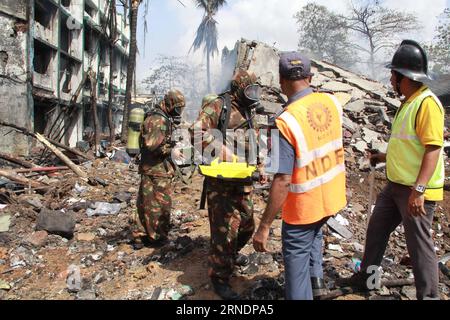 Explosion in Chmiefabrik in Mumbai Rescue Personnels arbeiten am Ort einer Explosion in einer Chemiefabrik in Dombivli, am Rande von Mumbai, Indien, am 26. Mai 2016. Die Zahl der Todesopfer bei einer Doppelexplosion in einer Chemiefabrik am Donnerstag im indischen Bundesstaat Maharashtra ist auf fünf gestiegen und 127 weitere wurden verletzt, einige von ihnen kritisch, sagten Beamte. ) INDIEN-MUMBAI-CHEMIEFABRIK EXPLOSIONSRETTUNG Stringer PUBLICATIONxNOTxINxCHN Explosion in Mumbai Rescue Personnels arbeiten AM Standort der Explosion in einer Chemiefabrik AM Stadtrand von Mumbai Indien Mai 26 2016 die Todesopfer in A Stockfoto