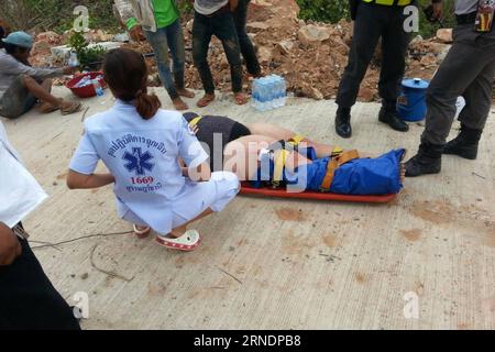 Thailand: Tödlicher Bootsunfall in Koh Samui Samui, 27. Mai 2016 () -- Ein Überlebender erhält medizinische Behandlung auf der Insel Koh Samui im Süden Thailands, 26. Mai 2016. Zwei Touristen starben und fünf weitere wurden am späten Donnerstagnachmittag noch vermisst, als ein Schnellboot auf dem Weg zurück zur Insel Koh Samui im Süden Thailands flippte, berichteten lokale Medien. () THAILAND-SAMUI-SPEEDBOAT-KENTERGRÖSSE Xinhua PUBLICATIONxNOTxINxCHN tödlicher Bootsunfall im thailändischen Land in Koh Samui Samui Mai 27 2016 ein Überlebender erhält medizinische Behandlung AUF Koh Samui Island im südlichen thailändischen Land Mai 26 2016 zwei Touristen sterben Stockfoto
