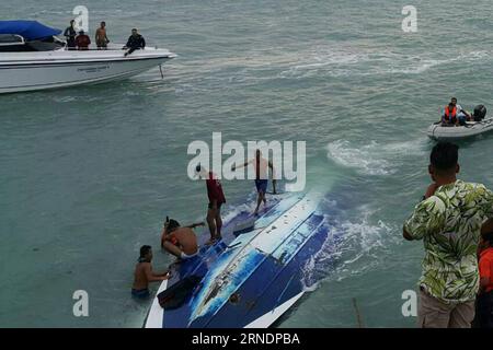Thailand: Tödlicher Bootsunfall in Koh Samui Samui, 27. Mai 2016 () -- Retter holen das gekenterte Schnellboot auf der Insel Koh Samui im Süden Thailands, 26. Mai 2016. Zwei Touristen starben und fünf weitere wurden am späten Donnerstagnachmittag noch vermisst, als ein Schnellboot auf dem Weg zurück zur Insel Koh Samui im Süden Thailands flippte, berichteten lokale Medien. () THAILAND-SAMUI-SPEEDBOAT-CAPSIZE Xinhua PUBLICATIONxNOTxINxCHN tödlicher Bootsunfall im thailändischen Land in Koh Samui Samui Mai 27 2016 Rettung Bereiten Sie das gekenterte Schnellboot AUF Koh Samui Island im südlichen thailändischen Land Mai 26 2016 zwei Touristen Stockfoto