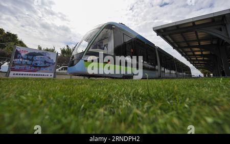 (160527) -- MENGZI, 27. Mai 2016 -- eine experimentelle Straßenbahn bewegt sich in Mengzi, Hani-Yi Autonome Präfektur Honghe in der südwestchinesischen Provinz Yunnan, 27. Mai 2016. Mit einer Investition von 6,619 Milliarden Yuan (etwa 1,009 Milliarden US-Dollar) sind vier Straßenbahnlinien über 62 Kilometer im Bau und werden voraussichtlich 2017 experimentell in Betrieb genommen. ) (zhs) CHINA-YUNNAN-HONGHE-TRAM-CONSTRUCTION (CN) ZhouxLei PUBLICATIONxNOTxINxCHN 160527 Mencius Mai 27 2016 zu Experimental Tram Moves in Mencius Hani Yi Autonome Präfektur Honghe Hani und Yi Autonome Präfektur in Südwestchina Stockfoto