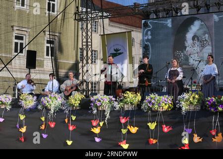 Musiker treten während des Folklore-Festivals in Vilnius, Litauen, am 27. Mai 2016 auf. Das 44. Internationale Folklorefestival findet von Mai 26 bis Mai 29 in Litauen statt und versammelt Musikgruppen mit mehr als 40 Auftritten aus mehr als zehn Ländern. ) LITAUEN-VILNIUS-FOLKLORE FESTIVAL BuxPeng PUBLICATIONxNOTxINxCHN Musiker treten während des Folklore Festivals in Vilnius Litauen im Mai 27 2016 auf das 44. Internationale Folklore Festival IST Held von Mai 26 bis Mai 29 in Litauen sammeln Musikgruppen mit mehr als 40 Auftritten aus mehr als zehn Ländern Litauen Vilnius Folklore Fe Stockfoto