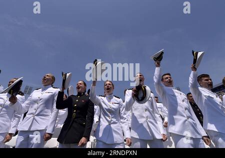 (160527) -- ANNAPOLIS, 27. Mai 2016 -- Absolventen nehmen an ihrer Abschlussfeier an der U.S. Naval Academy (USNA) in Annapolis, Maryland, USA, am 27. Mai 2016 Teil. Mehr als 1000 Studenten absolvierten am Freitag die USNA. ) US-ANNAPOLIS-USNA-ABSCHLUSS YinxBogu PUBLICATIONxNOTxINxCHN 160527 Annapolis Mai 27 2016 Absolventen nehmen an ihrer Abschlussfeier AN der US Naval Academy USNA in Annapolis Maryland in den Vereinigten Staaten Mai 27 2016 mehr als 1000 Studenten absolvierten Freitag von USNA U S Annapolis USNA Abschluss YinxBogu PUBLICATIONxNOTxINxCHN Stockfoto