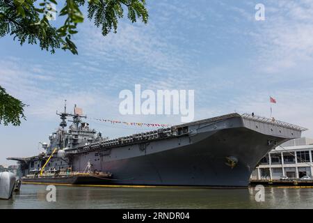 Das Foto vom 27. Mai 2016 zeigt die USS Bataan (LHD-5), ein amphibisches Angriffsschiff der Wasp-Klasse, das während der 28. Jährlichen New Yorker Flottenwoche in New York, den Vereinigten Staaten, am Pier 88 in Manhattan anlegte. Die New York Fleet Week findet vom 25. Mai bis 30. Mai statt, wo hunderte Soldaten der Streitkräfte New York City im Rahmen der Gedenkfeiern besuchen. ) Das AM 27 2016. Mai aufgenommene Foto zeigt, wie das Amphibienschiff der USS Bataan LHD 5 Wasp Class während des 28. Jährlichen New Y am Pier 88 in Manhattan anlegte Stockfoto