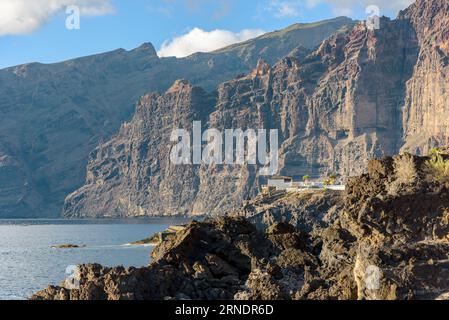 Blick auf die riesigen Klippen von Los Gigantes an der Westküste von Teneriffa. Kanarische Inseln, Spanien Stockfoto