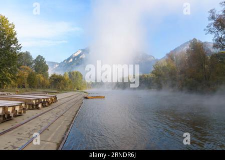 Nebelhafter Blick auf den Rafting-Yachthafen auf dem Dunajec River mit drei Kronen Gipfel, bedeckt von Nebel in Sromowce Nizne. Pieniny Mountains, Polen Stockfoto