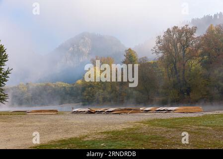 Morgens Blick auf die hölzernen Flöße am raftinig Marina am Dunajec River in Sromowce Nizne in den Pieniny Mountains Stockfoto