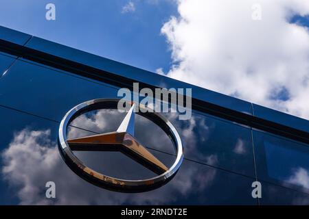 Monza, Italia. September 2023. Das Mercedes-Logo ist vor dem F1 Grand Prix von Italien auf dem Autodromo Nazionale Monza am 1. September 2023 in Monza zu sehen. (Bild: © Beata Zawrzel/ZUMA Press Wire) NUR REDAKTIONELLE VERWENDUNG! Nicht für kommerzielle ZWECKE! Stockfoto