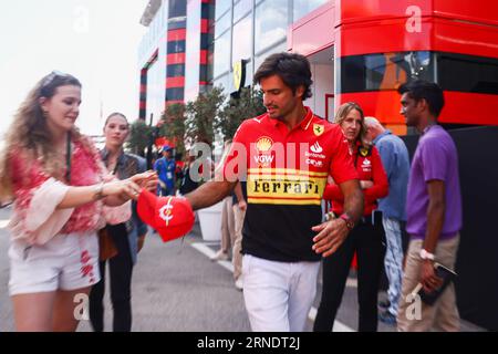 Monza, Italia. September 2023. Carlos Sainz von Ferrari wird an einem Trainingstag vor dem F1 Grand Prix von Italien im Autodromo Nazionale Monza am 1. September 2023 in Monza, Italien, gesehen. (Bild: © Beata Zawrzel/ZUMA Press Wire) NUR REDAKTIONELLE VERWENDUNG! Nicht für kommerzielle ZWECKE! Stockfoto