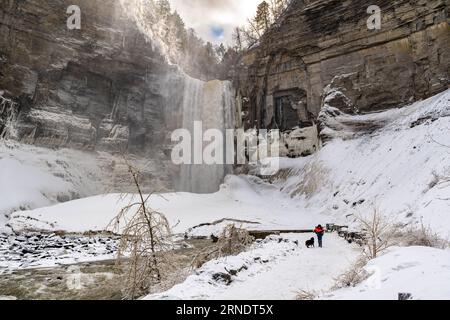 Winterfoto Taughannock Falls in der Finger Lakes Region, in der Nähe von Ithaca, New York. Stockfoto