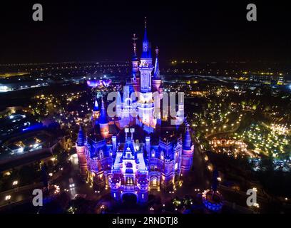 (160531) -- SHANGHAI, 30. Mai 2016 -- Luftaufnahme aufgenommen am 30. Mai 2016 zeigt den Lichtblick des Shanghai Disney Resort in Shanghai, Ostchina. Shanghai Disney Resort, Asiens größtes Disneyland, wird am 16. Juni 2016 für die Öffentlichkeit geöffnet. (wyo) CHINA-SHANGHAI-DISNEYLAND (CN) niuxyixin PUBLICATIONxNOTxINxCHN 160531 Shanghai Mai 30 2016 Luftaufnahme aufgenommen AM 30 2016. Mai zeigt die Lighting View des Shanghai Disney Resort in Shanghai Ostchina Shanghai Disney Resort Asia S Greatest Disneyland wird AM 16. Juni 2016 für die Öffentlichkeit geöffnet wyo China Shanghai Disneyland CN niuxyixin PUBLICATIONxNOTxINxCHN Stockfoto