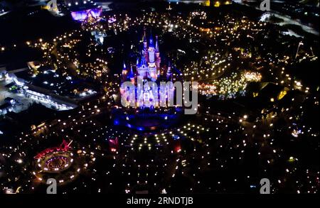 (160531) -- SHANGHAI, 30. Mai 2016 -- Luftaufnahme aufgenommen am 30. Mai 2016 zeigt den Lichtblick des Shanghai Disney Resort in Shanghai, Ostchina. Shanghai Disney Resort, Asiens größtes Disneyland, wird am 16. Juni 2016 für die Öffentlichkeit geöffnet. (wyo) CHINA-SHANGHAI-DISNEYLAND (CN) niuxyixin PUBLICATIONxNOTxINxCHN 160531 Shanghai Mai 30 2016 Luftaufnahme aufgenommen AM 30 2016. Mai zeigt die Lighting View des Shanghai Disney Resort in Shanghai Ostchina Shanghai Disney Resort Asia S Greatest Disneyland wird AM 16. Juni 2016 für die Öffentlichkeit geöffnet wyo China Shanghai Disneyland CN niuxyixin PUBLICATIONxNOTxINxCHN Stockfoto