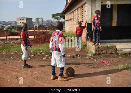 (160531) -- NAIROBI, 31. Mai 2016 -- Foto aufgenommen am 29. Mai 2016 zeigt Kinder beim Fußballspielen im Sejorooney Kids Talent Center in den Mathare Slums in Nairobi, Kenia. Als das kenianische Duo Dominic Senerwa und Joseph Mwangi ein stillgelegtes Gebäude an der örtlichen Polizeiwache in Mathare Slums in Nairobi für philanthropische Arbeit erwarb, wussten sie nicht, dass ihr Haustierprojekt realisiert werden würde. Senerwa, 21, und Mwangi, 23, begannen ihre karitative Mission, das Leben von Kindern aus heruntergekommenen Häusern innerhalb der informellen Siedlung umzukehren, nachdem sie im Staub und Dreck aufgewachsen waren Stockfoto