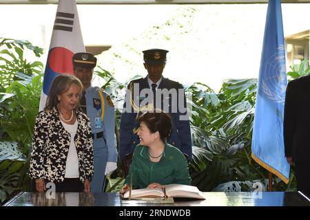 (160531) -- NAIROBI, 31. Mai 2016 -- der südkoreanische Präsident Park Geun-hye (R-Front) spricht mit der Generaldirektorin des Büros der Vereinten Nationen in Nairobi (UNON) Sahle-Work Zewde, während ihres Besuchs im UN-Afrika-Hauptquartier in Nairobi, Kenia, am 31. Mai 2016 ein Gastbuch unterzeichnete. Park Geun-hye ist von Montag bis Mittwoch auf einem dreitägigen Staatsbesuch in Kenia. ) KENIA-NAIROBI-SÜDKOREA-PRÄSIDENT-BESUCH SUNXRUIBO PUBLICATIONXNOTXINXCHN Stockfoto