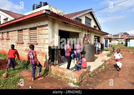 (160531) -- NAIROBI, 31. Mai 2016 -- Foto aufgenommen am 29. Mai 2016 zeigt Kinder, die auf die Aktivitäten des Sejorooney Kids Talent Center in den Mathare Slums in Nairobi, Kenia warten. Als das kenianische Duo Dominic Senerwa und Joseph Mwangi ein stillgelegtes Gebäude an der örtlichen Polizeiwache in Mathare Slums in Nairobi für philanthropische Arbeit erwarb, wussten sie nicht, dass ihr Haustierprojekt realisiert werden würde. Senerwa, 21, und Mwangi, 23, begannen ihre karitative Mission, das Leben von Kindern aus heruntergekommenen Häusern innerhalb der informellen Siedlung umzukehren, nachdem sie in der d aufgewachsen waren Stockfoto