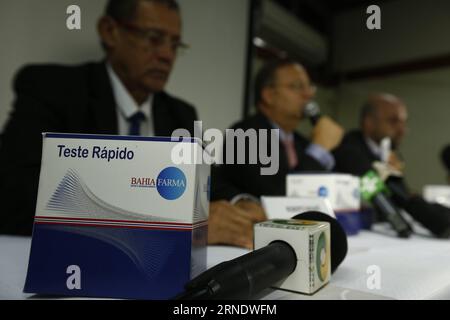 SALVADOR, 2016 -- Foto aufgenommen am 31. Mai 2016 zeigt die Szene einer Präsentation eines Zika-Virus-Nachweistests in Salvador de Bahia, Brasilien, am 31. Mai 2016. Roberto Jose da Silva Badaro, stellvertretender Gesundheitsminister des Bundesstaates Bahia, Fabio Villas-Boas, Gesundheitsminister des Bundesstaates Bahia, und Ronaldo Dias, Präsident des Direktors von Bahiafarma, nahmen am Dienstag an einer Präsentation eines Zika-Virus-Erkennungstests Teil, so die lokale Presse. ) (Zhf) (BRASILIEN RAUS) BRASILIEN-SALVADOR-HEALTH-ZIKA LucasxMelo/AGENCIAxESTADO PUBLICATIONxNOTxINxCHN Salvador 2016 Foto aufgenommen AM Mai 31 2016 zeigt die Szene eines P Stockfoto