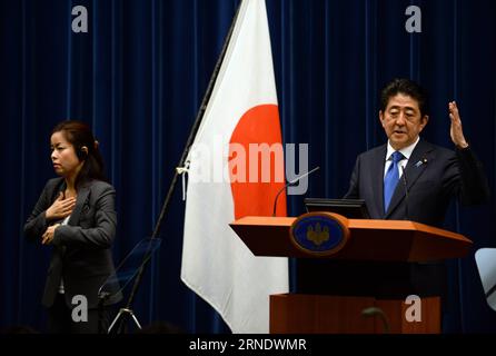 (160601) -- TOKIO, 1. Juni 2016 -- der japanische Premierminister Shinzo Abe (R) spricht während einer Pressekonferenz am offiziellen Wohnsitz des Premierministers in Tokio, 1. Juni 2016. Der japanische Premierminister Shinzo Abe kündigte am Mittwoch an, dass er eine bereits umstrittene geplante Steuererhöhung von April 2017 bis Oktober 2019 weiter aufschieben werde, und zwar in einem sicheren Zeichen dafür, dass seine einst verehrte Abenomics-Mischung aus Wirtschaftspolitiken Japans angeschlagene Wirtschaft nicht wieder beleben konnte. ) JAPAN-TOKIO-SHINZO ABE-ECONOMY-TAX MaxPing PUBLICATIONxNOTxINxCHN 160601 Tokio 1. Juni 2016 Japanische Premierminister Shinzo ABE r sprechen Stockfoto