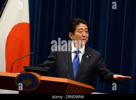 (160601) -- TOKIO, 1. Juni 2016 -- der japanische Premierminister Shinzo Abe spricht während einer Pressekonferenz am offiziellen Wohnsitz des Premierministers in Tokio, 1. Juni 2016. Der japanische Premierminister Shinzo Abe kündigte am Mittwoch an, dass er eine bereits umstrittene geplante Steuererhöhung von April 2017 bis Oktober 2019 weiter aufschieben werde, und zwar in einem sicheren Zeichen dafür, dass seine einst verehrte Abenomics-Mischung aus Wirtschaftspolitiken Japans angeschlagene Wirtschaft nicht wieder beleben konnte. ) JAPAN-TOKIO-SHINZO ABE-ECONOMY-TAX MaxPing PUBLICATIONxNOTxINxCHN 160601 Tokio 1. Juni 2016 Japanischer Premierminister Shinzo ABE spricht duri Stockfoto