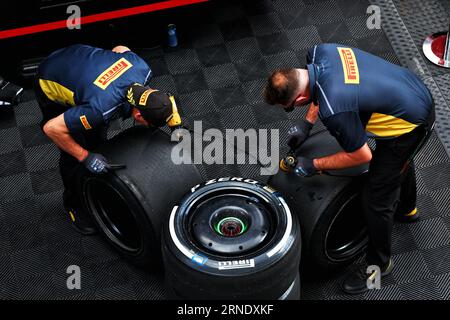 Monza, Italien. September 2023. Pirelli Reifentechniker. Formel-1-Weltmeisterschaft, großer Preis von Italien, Rd 15, Freitag, 1. September 2023. Monza Italien. Quelle: James Moy/Alamy Live News Stockfoto