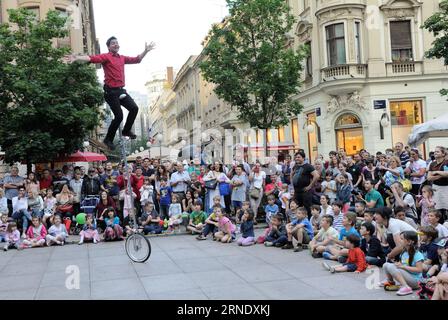 (160602) -- ZAGREB, 2. Juni 2016 -- Ein Straßenkünstler unterhält das Publikum während des 20. MESS ist d Best International Street Festival in Zagreb, Kroatien, 2. Juni 2016. ) KROATIEN-ZAGREB-STREET PERFORMANCE FESTIVAL MisoxLisanin PUBLICATIONxNOTxINxCHN 160602 Zagreb 2. Juni 2016 ein Street Performer Entertainer Publikum während des 20. MESS IST DAS D Best International Street Festival in Zagreb Kroatien 2. Juni 2016 Kroatien Zagreb Street Performance Festival MisoxLisanin PUBLICATIONxNOTxINxCHN Stockfoto