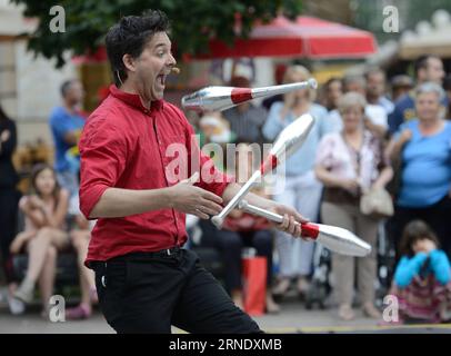 (160602) -- ZAGREB, 2. Juni 2016 -- Ein Straßenkünstler unterhält das Publikum während des 20. MESS ist d Best International Street Festival in Zagreb, Kroatien, 2. Juni 2016. ) KROATIEN-ZAGREB-STREET PERFORMANCE FESTIVAL MisoxLisanin PUBLICATIONxNOTxINxCHN 160602 Zagreb 2. Juni 2016 ein Street Performer Entertainer Publikum während des 20. MESS IST DAS D Best International Street Festival in Zagreb Kroatien 2. Juni 2016 Kroatien Zagreb Street Performance Festival MisoxLisanin PUBLICATIONxNOTxINxCHN Stockfoto