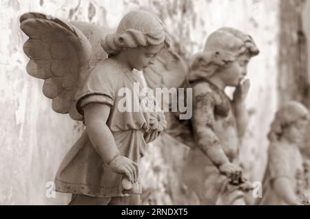 Grabstein auf dem Alten Friedhof, Figur eines geflügelten Engels Stockfoto