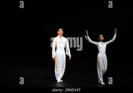 (160603) - HELSINKI, 3. Juni 2016 -- Heesun Kim (R) aus Südkorea begrüßt das Publikum in Helsinki, Finnland, 2. Juni 2016. Der 8. Internationale Ballettwettbewerb von Helsinki wurde am 2. Juni abgeschlossen. Insgesamt wurden 88 Balletttänzer aus 24 Ländern in den Wettbewerb aufgenommen. Der Grand Prix wurde an den südkoreanischen Spieler Heesun Kim verliehen. Sechs chinesische Spieler gewannen Preise im Wettbewerb. Als einer der renommiertesten Wettbewerbe der Welt findet der Helsinki International Ballet Competition alle vier Jahre statt. ) FINNLAND-HELSINKI-BALLETTWETTBEWERB LixJizhi PUBLICATIONxNOTxINxCHN 1 Stockfoto