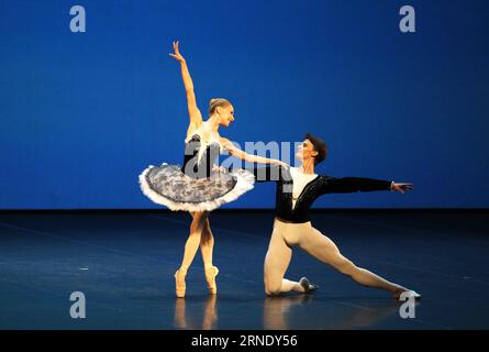 Bilder des Tages (160603) -- HELSINKI, 3. Juni 2016 -- zwei finnische Balletttänzer grüßen das Publikum in Helsinki, Finnland, 2. Juni 2016. Der 8. Internationale Ballettwettbewerb von Helsinki wurde am 2. Juni abgeschlossen. Insgesamt wurden 88 Balletttänzer aus 24 Ländern in den Wettbewerb aufgenommen. Der Grand Prix wurde an den südkoreanischen Spieler Heesun Kim verliehen. Sechs chinesische Spieler gewannen Preise im Wettbewerb. Als einer der renommiertesten Wettbewerbe der Welt findet der Helsinki International Ballet Competition alle vier Jahre statt. ) FINNLAND-HELSINKI-BALLETTWETTBEWERB LixJizhi PUBLICATIONx Stockfoto