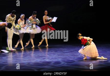 (160603) - HELSINKI, 3. Juni 2016 - Heesun Kim aus Südkorea begrüßt andere Künstler bei der Verleihung des Grand Prix in Helsinki, Finnland, am 2. Juni 2016. Der 8. Internationale Ballettwettbewerb von Helsinki wurde am 2. Juni abgeschlossen. Insgesamt wurden 88 Balletttänzer aus 24 Ländern in den Wettbewerb aufgenommen. Der Grand Prix wurde an den südkoreanischen Spieler Heesun Kim verliehen. Sechs chinesische Spieler gewannen Preise im Wettbewerb. Als einer der renommiertesten Wettbewerbe der Welt findet der Helsinki International Ballet Competition alle vier Jahre statt. ) FINNLAND-HELSINKI-BALLETTWETTBEWERB LIXJIZH Stockfoto