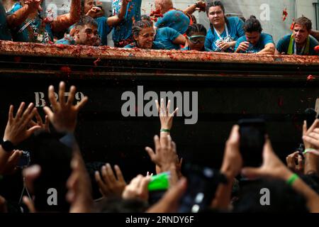 Tausende von Menschen tragen Schwimmbrillen, Badeanzüge, Shorts, Flip-Flops und Regenmäntel, während sie am 30. August 2023 an der traditionellen „Tomatina“ in Buñol, Spanien, teilnehmen. „La Tomatina“ ist die größte Tomatenschlacht der Welt, die am letzten Mittwoch im August gefeiert wird. Inspiriert von einem Lebensmittelkampf zwischen Jungen im Jahr 1945 feiert die Stadt, die in einer Tomatenregion liegt, ihr 76-jähriges Bestehen. Bei der Feier, an der laut offiziellen Angaben mehr als 18.000 Menschen teilnahmen, wurden 150 Tonnen (150.000 kg) reife Tomaten der Birnenart als Munition für t verwendet Stockfoto