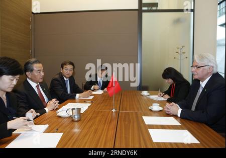 (160603) -- PARIS, 3. Juni 2016 -- der chinesische Außenminister Wang Yi (2. L) trifft sich am 3. Juni 2016 in Paris, der Hauptstadt Frankreichs, mit dem polnischen Außenminister Witold Waszczykowski (1. R). ) FRANKREICH-PARIS-CHINA-POLEN-WANG YI-TREFFEN YexPingfan PUBLICATIONxNOTxINxCHN 160603 Paris 3. Juni 2016 Chinesische Außenminister Wang Yi 2. L trifft AM 3. Juni 2016 in der französischen Hauptstadt Paris mit den polnischen Außenministern Witold Waszczykowski 1. R in der französischen Hauptstadt Paris Paris China Polen Wang Yi-Treffen mit YexPingfan PUNOBLICTINxCHIONxN Stockfoto