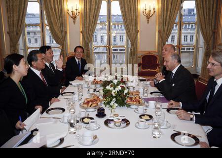 (160603) -- PARIS, 3. Juni 2016 -- der chinesische Außenminister Wang Yi (2. L) trifft sich am 3. Juni 2016 in Paris, der Hauptstadt Frankreichs, mit dem Präsidenten des französischen Verfassungsrats und dem ehemaligen Außenminister Laurent Fabius (2. R). ) FRANKREICH-PARIS-CHINA-FRANCE-WANG YI-MEETING YexPingfan PUBLICATIONxNOTxINxCHN 160603 Paris 3. Juni 2016 die chinesischen Außenminister Wang Yi 2. L treffen sich mit dem Präsidenten des französischen Verfassungsrats und ehemaligen Außenministern Laurent Fabius 2. R in Paris Hauptstadt Frankreichs AM 3. Juni 2016 Frankreich Paris China Frankreich Wang Yi Treffen YexPingfan PUNOBLICTXIONxN Stockfoto