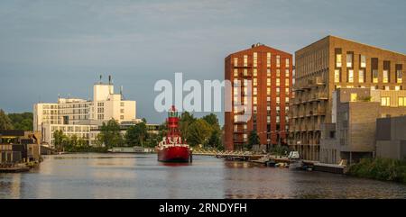 Amsterdam, Niederlande, 16.08.2023, kultiges rotes Feuerschiff im kreativen Norden Amsterdams Stockfoto