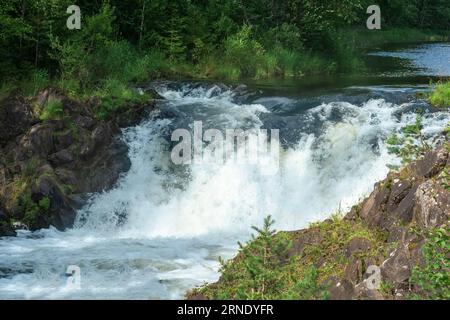 Natürliche Landschaft mit einem kleinen Wasserfall mit klarem Wasser Stockfoto