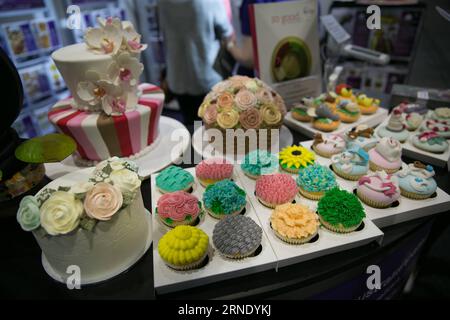 (160604) -- SYDNEY, 3. Juni 2016 -- Foto aufgenommen am 3. Juni 2016 zeigt wunderschöne Cupcakes, die auf einer jährlichen Kuchen-, Backen- und Süßwarenshow in Sydney, Australien, ausgestellt sind. Die Show findet vom 3. Bis 5. Juni dieses Jahres statt und bietet Live-Vorführungen von berühmten Köchen, interaktive Workshops und köstliche Leckereien. ) (cyc) AUSTRALIA-SYDNEY-SWEETS-EXHIBITION ZhuxHongye PUBLICATIONxNOTxINxCHN 160604 Sydney 3. Juni 2016 Foto aufgenommen AM 3. Juni 2016 zeigt wunderschöne Cup Cakes ausgestellt AUF der jährlichen Cake Bake and Sweets Show in Sydney Australien die Show IS Hero vom 3. Bis 5. Juni dieses Jahres mit Live-Demonstration Stockfoto