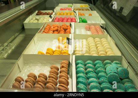 (160604) -- SYDNEY, 3. Juni 2016 -- Foto aufgenommen am 3. Juni 2016 zeigt farbenfrohe Makronen, die auf einer jährlichen Kuchen-, Backen- und Süßwarenmesse in Sydney, Australien, ausgestellt sind. Die Show findet vom 3. Bis 5. Juni dieses Jahres statt und bietet Live-Vorführungen von berühmten Köchen, interaktive Workshops und köstliche Leckereien. ) (cyc) AUSTRALIA-SYDNEY-SWEETS-EXHIBITION ZhuxHongye PUBLICATIONxNOTxINxCHN 160604 Sydney 3. Juni 2016 Foto aufgenommen AM 3. Juni 2016 zeigt FARBENFROHE Makronen, die AUF DER jährlichen Cake Bake and Sweets Show in Sydney Australien ausgestellt sind die Show IS Hero vom 3. Bis 5. Juni dieses Jahres mit Live Demonstration b Stockfoto