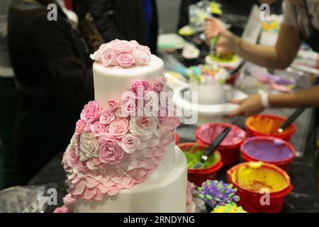 (160604) -- SYDNEY, 3. Juni 2016 -- Foto aufgenommen am 3. Juni 2016 zeigt eine Ausstellung auf einer jährlichen Kuchen-, Backen- und Süßwarenmesse in Sydney, Australien. Die Show findet vom 3. Bis 5. Juni dieses Jahres statt und bietet Live-Vorführungen von berühmten Köchen, interaktive Workshops und köstliche Leckereien. ) (cyc) AUSTRALIA-SYDNEY-SWEETS-EXHIBITION ZhuxHongye PUBLICATIONxNOTxINxCHN 160604 Sydney 3. Juni 2016 Foto aufgenommen AM 3. Juni 2016 Shows to Exhibit AT to to Annual Cake Bake and Sweets Show in Sydney Australien die Show IS Hero vom 3. Bis 5. Juni dieses Jahres mit Live-Demonstration von Celebrity Chiefs Interactive Works Stockfoto