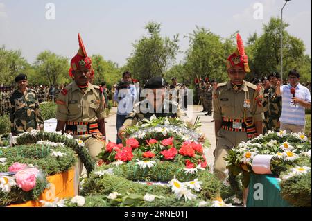 (160604) -- SRINAGAR, 4. Juni 2016 -- ein Offizier der indischen Border Security Force (BSF) legt einen Blumenkranz vor Särgen von ermordeten Grenzschutzbeamten während einer Kranzlege in einem BSF-Lager am Rande von Srinagar, Sommerhauptstadt des von Indien kontrollierten Kaschmirs, 4. Juni 2016. Der militante Angriff auf den Konvoi der indischen Grenzschutztruppe (Border Security Force, BSF) am Freitag ließ drei Grenzschutzbeamte tot und neun weitere verwundet, zwei davon kritisch, im widerspenstigen, von Indien kontrollierten Kaschmir, sagten Beamte. (cyc) INDIEN-KASCHMIR-SRINAGAR-MILITANTER ANGRIFF JavedxDar PUBLICATIONxNOTxINxCHN 160604 Srinagar Jun Stockfoto