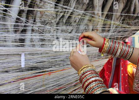 (160604) -- BHOPAL, 4. Juni 2016 -- Eine verheiratete Frau wickelt heilige Fäden um einen Banyan-Baum, um während des VAT Savitri Puja oder Banyan Tree Anbetungsfestes in Bhopal, Indien, am 4. Juni 2016 zu beten. Indische verheiratete Frauen beten für ein langes Leben ihrer Ehemänner, indem sie einen Tag lang fasten und den Banyan-Baum verehren. (cyc) INDIA-BHOPAL-BANYAN TREE ANBETUNG Stringer PUBLICATIONxNOTxINxCHN 160604 Bhopal 4. Juni 2016 eine verheiratete Frau Winds heilig fädelt sich um einen Banyan Tree, um während des VAT Savitri Puja oder Banyan Tree Anbetungsfestivals in Bhopal Indien am 4. Juni 2016 zu beten Stockfoto